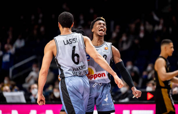 她们通过不 她们通过不